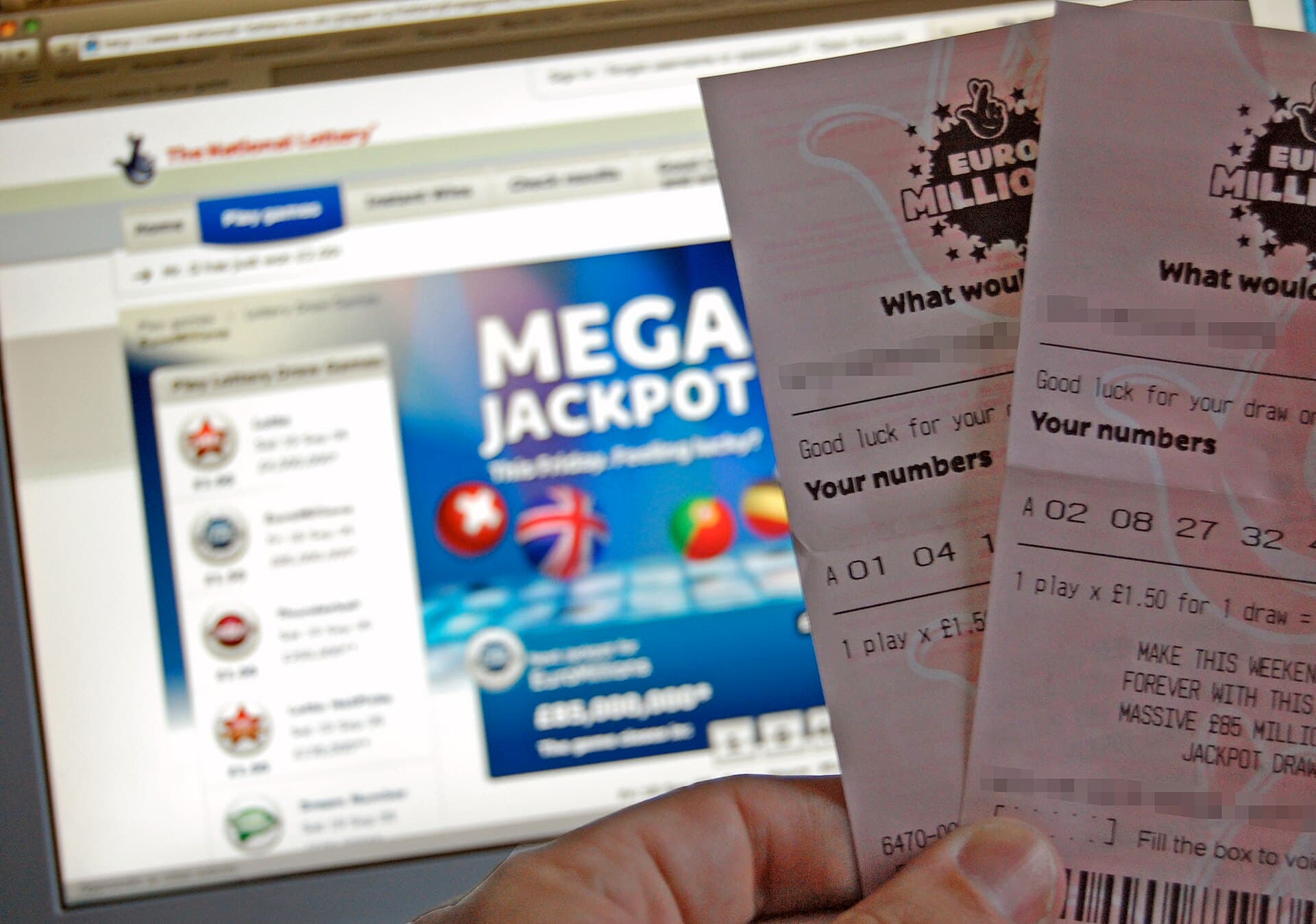Bilete de loterie ținute în mână, în fața unui ecran cu informații despre un jackpot și jocuri loto. (Foto de arhivă: Magnus D from London, United Kingdom / CC BY 2.0, Wikimedia Commons)