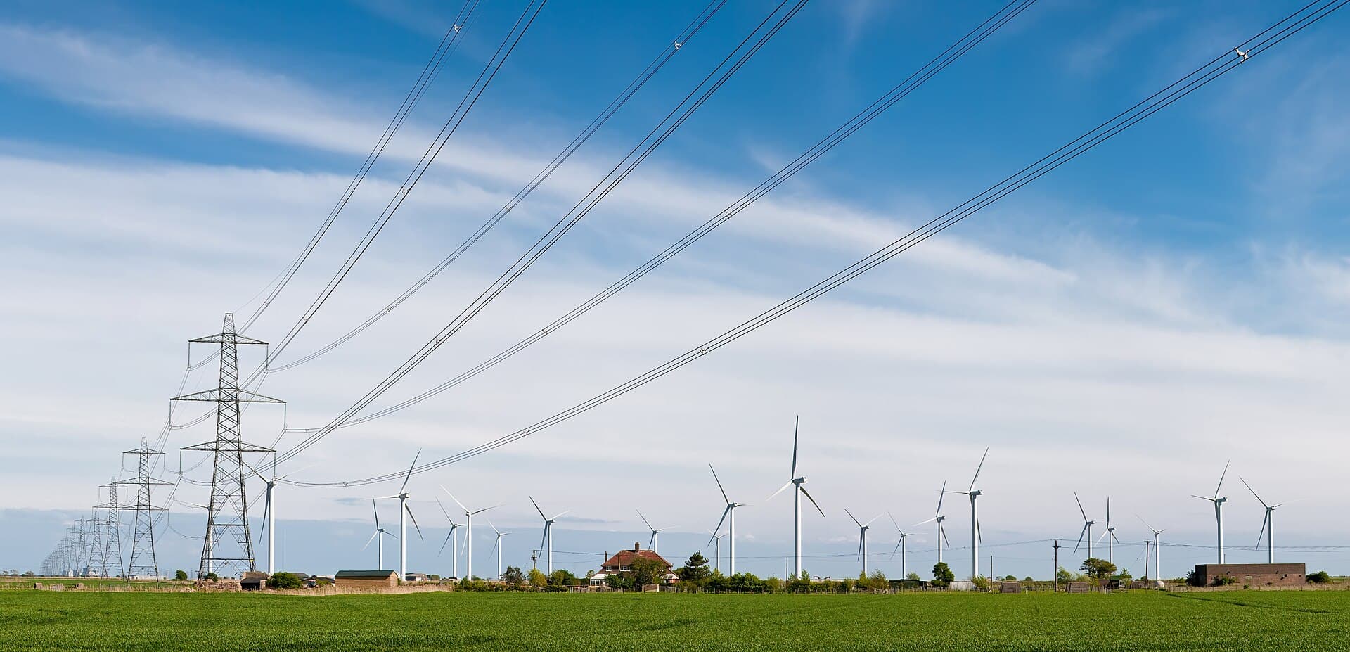 Un peisaj rural cu turbine eoliene și linii de transport al energiei electrice. (Foto de arhivă: Diliff / CC BY-SA 3.0, Wikimedia Commons)