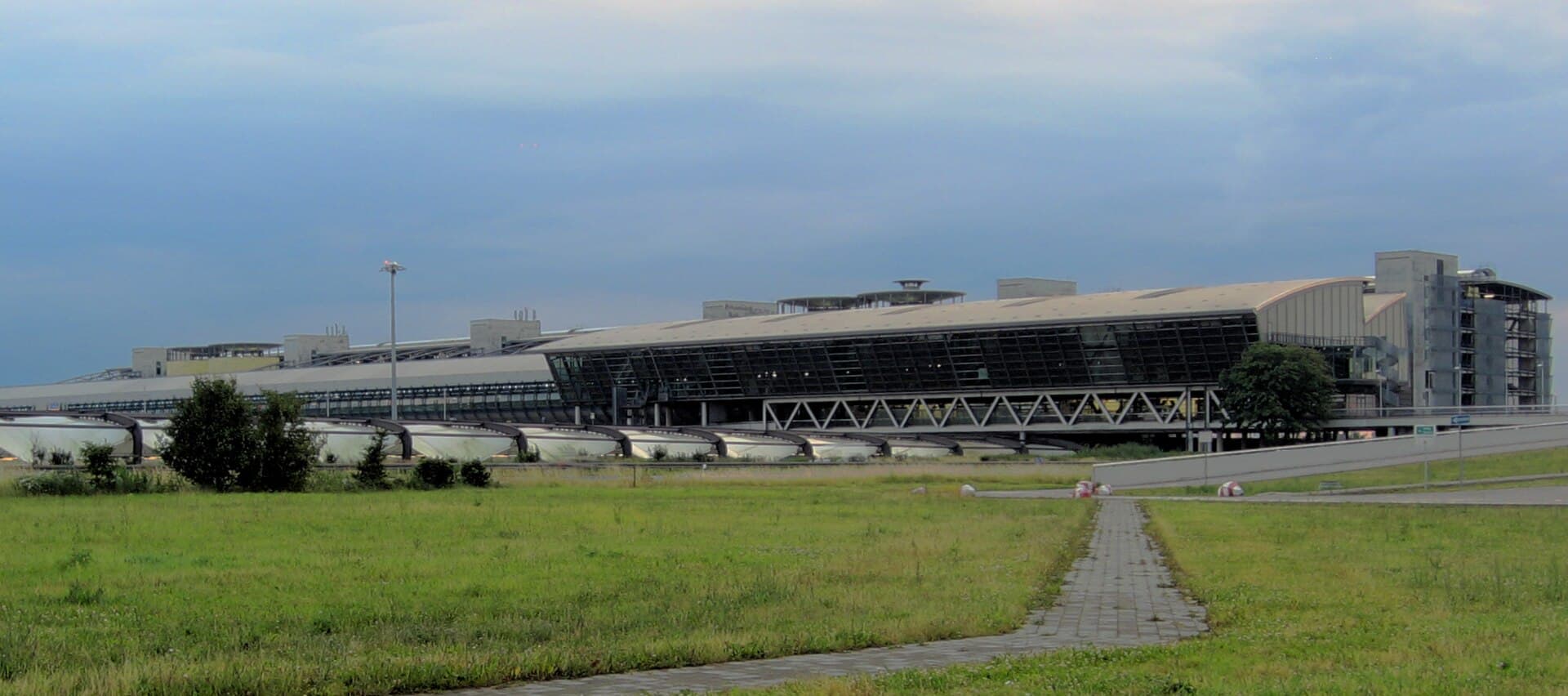 Clădirea terminalului aeroportului Leipzig/Halle, văzută din exterior. (Foto: Lumu ( talk ) / CC BY-SA 3.0, Wikimedia Commons)