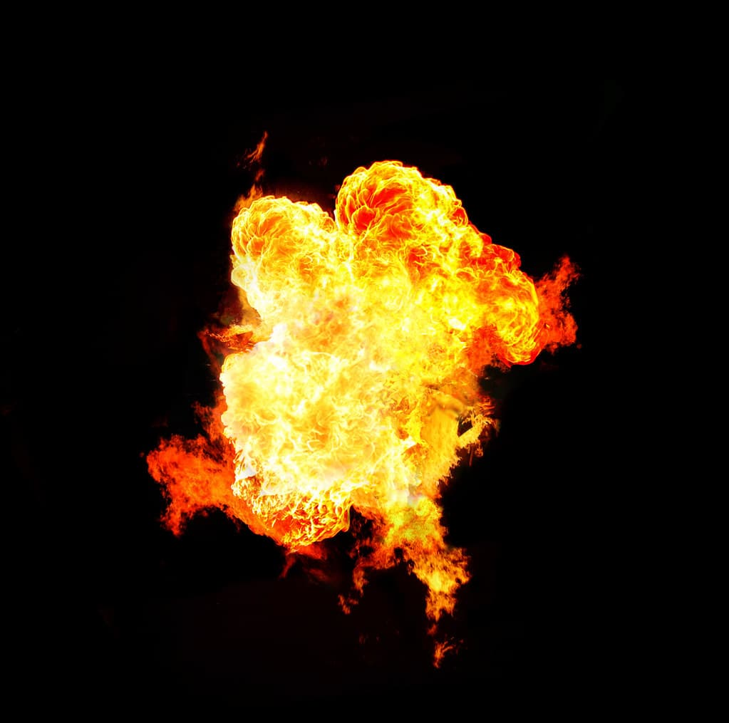 O explozie cu o minge de foc intensă, fotografiată pe fundal negru. (Foto de arhivă: Freidwall / BY 2.0, Openverse)