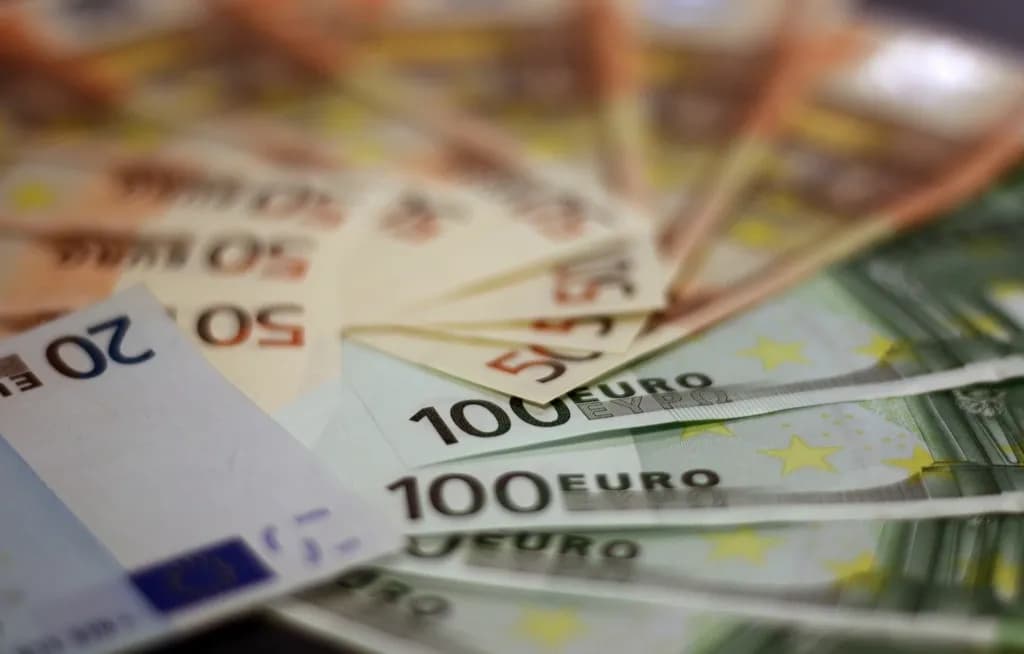 Bancnote euro de valori diferite, fotografiate de aproape (Foto ilustrativă: necunoscut / CC0 1.0, Openverse)