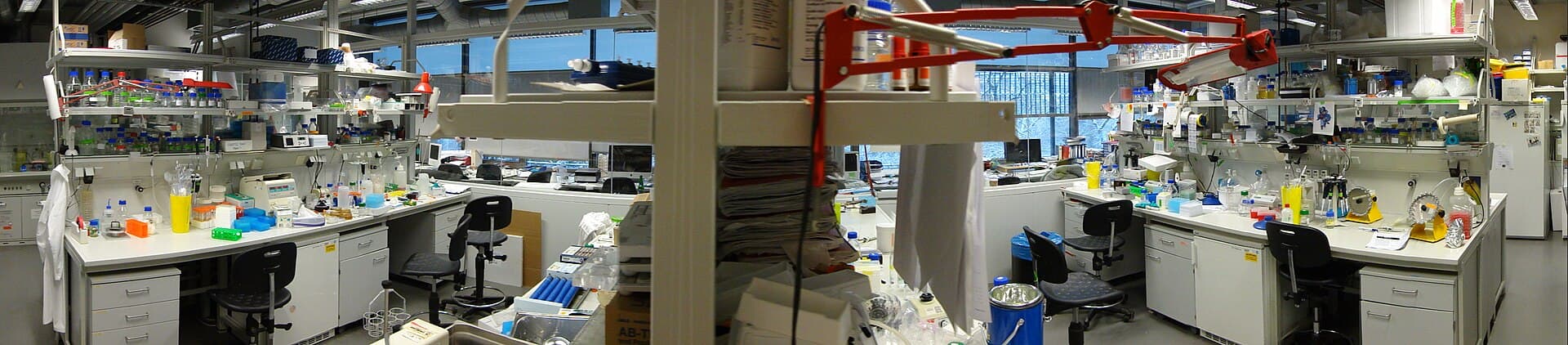 Laborator de cercetare cu mese de lucru, echipamente și recipiente pentru experimente (Foto de arhivă: Masur / CC BY-SA 3.0, Wikimedia Commons)