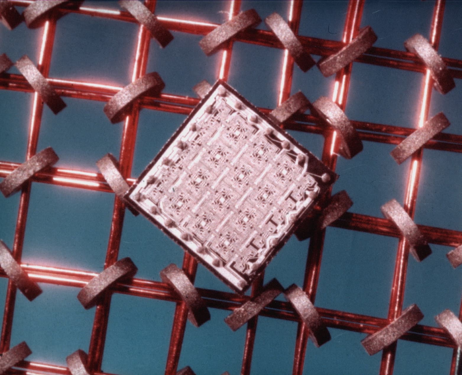 Un cip electronic de memorie montat pe o structură de contactare. (Foto de arhivă: Steve Jurvetson from Menlo Park, USA / CC BY 2.0, Wikimedia Commons)