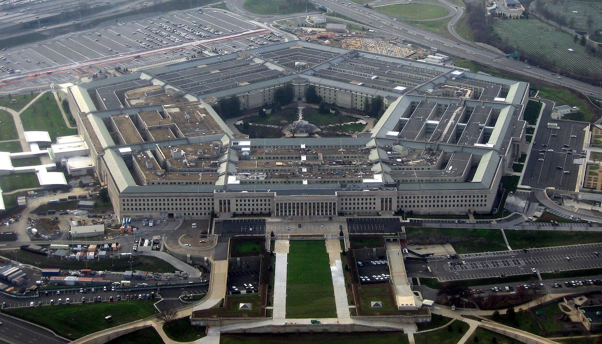 Vedere aeriană a clădirii Pentagonului din Arlington, Statele Unite. (Foto: David B. Gleason from Chicago, IL / CC BY-SA 2.0, Wikimedia Commons)