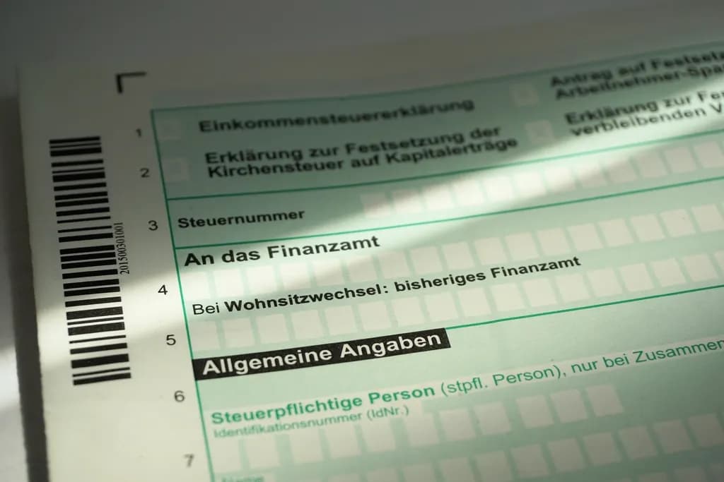 Prim-plan al unui formular fiscal tipărit în limba germană, cu câmpuri pentru identificarea contribuabilului și administrația financiară. (Foto ilustrativă: necunoscut / CC0 1.0, Openverse)