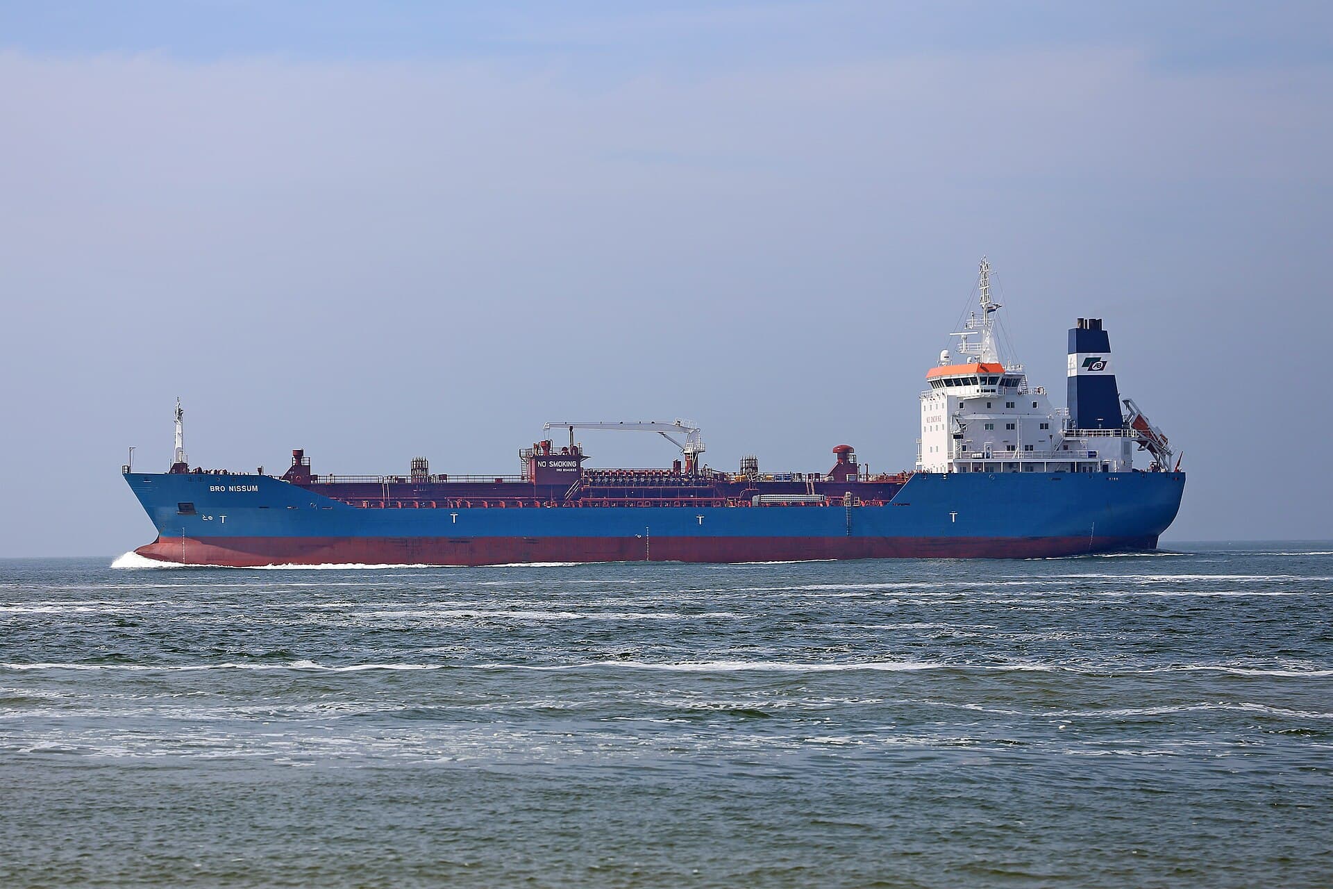 Un petrolier navigând pe mare, fotografiat din lateral. (Foto de arhivă: W. Bulach / CC BY-SA 4.0, Wikimedia Commons)