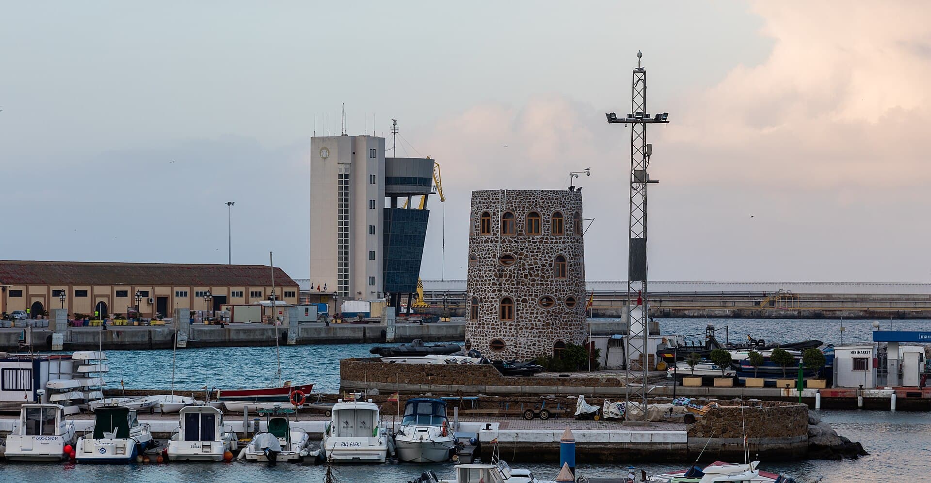 Portul din Ceuta, cu ambarcațiuni, clădiri portuare și fortificații pe mal. (Foto: Diego Delso / CC BY-SA 4.0, Wikimedia Commons)