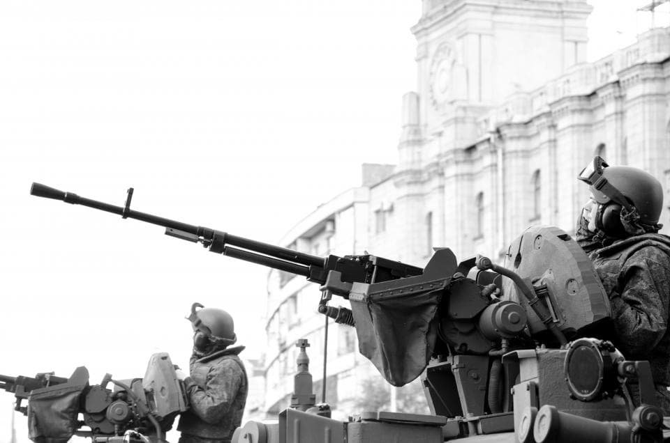 Militari înarmați, aflați pe vehicule militare, cu mitraliere grele într-un cadru urban. (Foto ilustrativă: asim alnamat / CC0 1.0, Openverse)