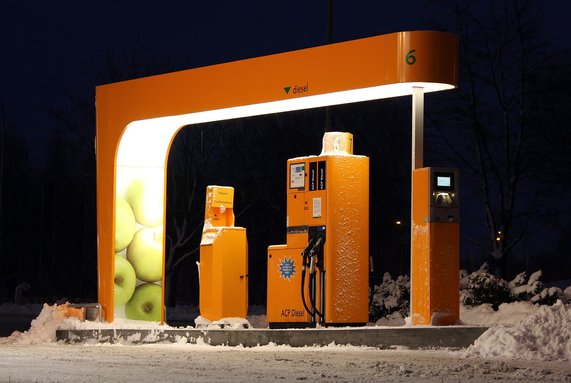O stație de alimentare cu motorină, fotografiată noaptea, acoperită de zăpadă. (Foto de arhivă: Calle Eklund/ V-wolf / CC BY 3.0, Wikimedia Commons)
