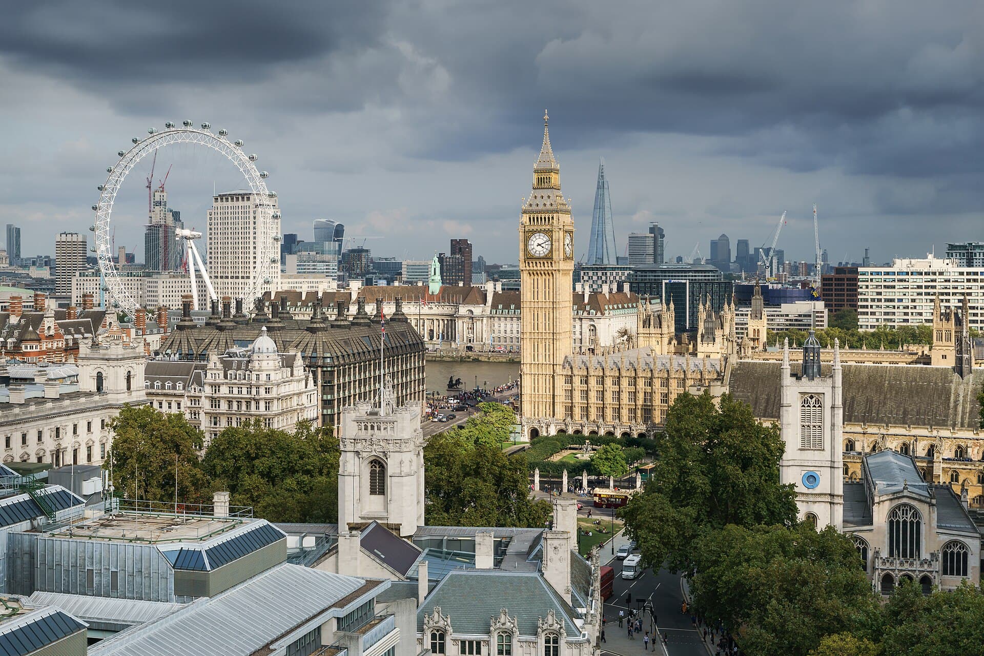Vedere panoramică asupra Londrei, cu Palatul Westminster, Big Ben și London Eye. (Foto: Colin / CC BY-SA 4.0, Wikimedia Commons)