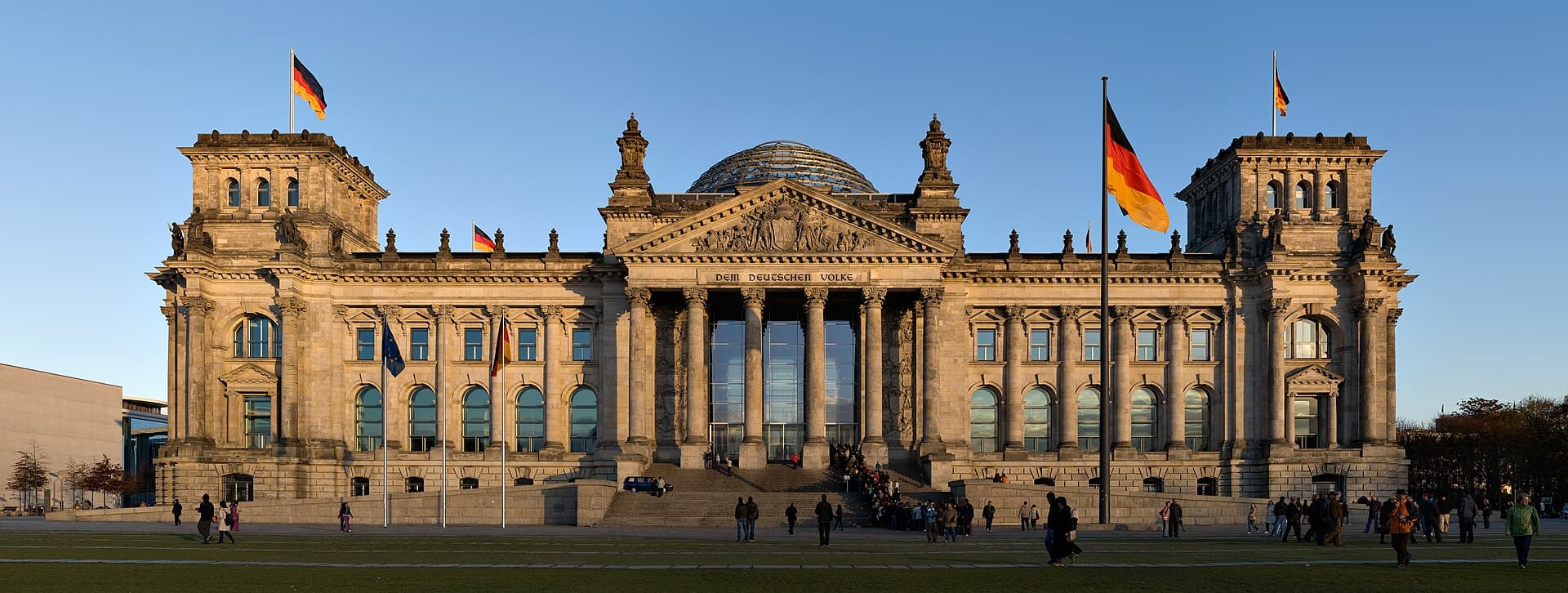 Clădirea Reichstagului, sediul parlamentului federal german, cu steagurile Germaniei (Foto: Jürgen Matern / CC BY-SA 3.0, Wikimedia Commons)