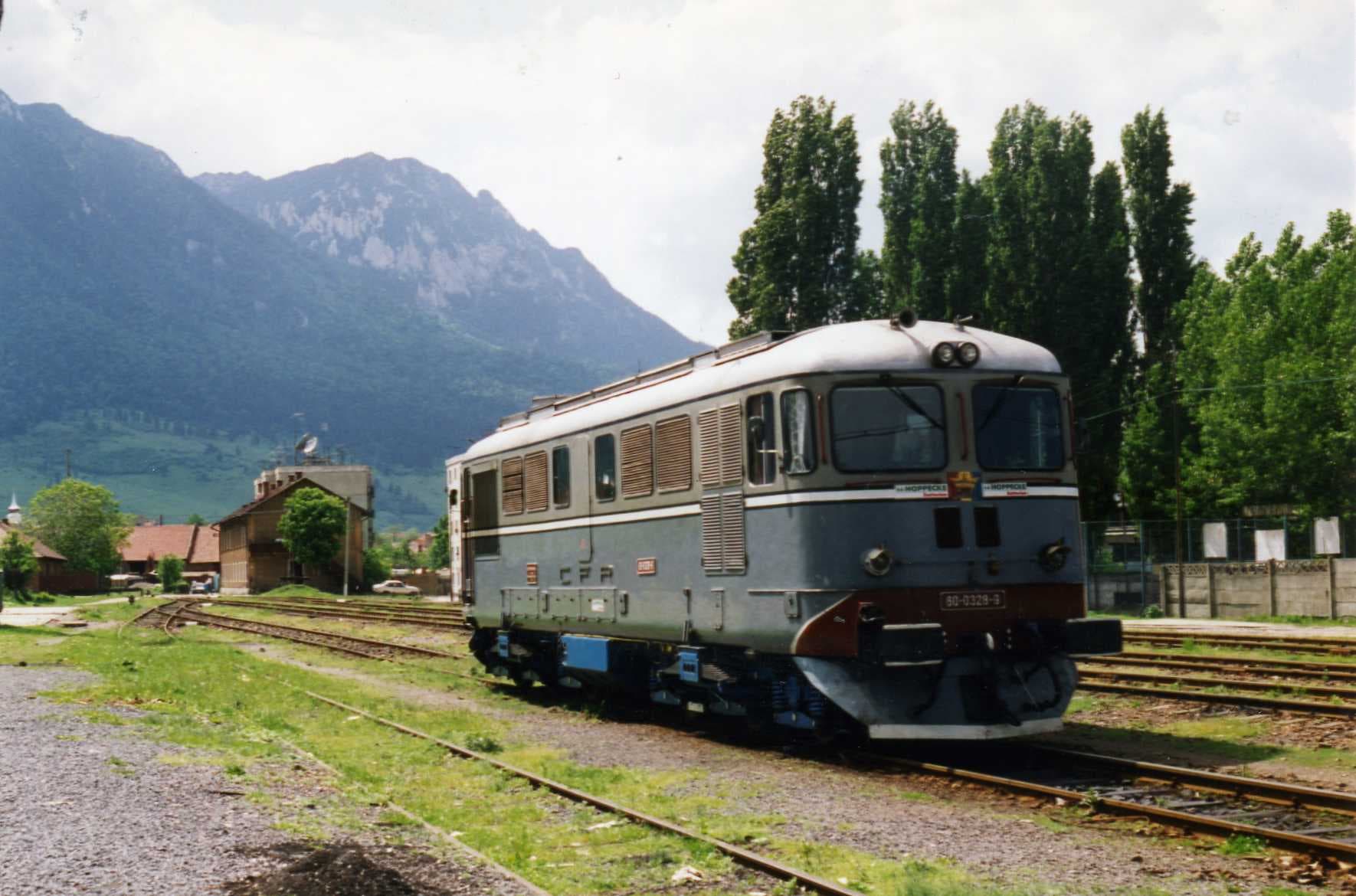 Un tren diesel de călători pe șine, într-o zonă montană. (Foto: Felix O / CC BY-SA 2.0, Wikimedia Commons)
