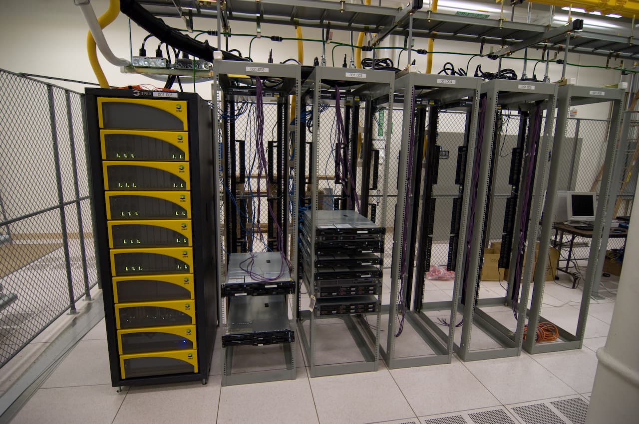 O cameră de servere cu echipamente informatice și rackuri de rețea. (Foto de arhivă: Alexis Lê-Quôc from New York, United States / CC BY-SA 2.0, Wikimedia Commons)