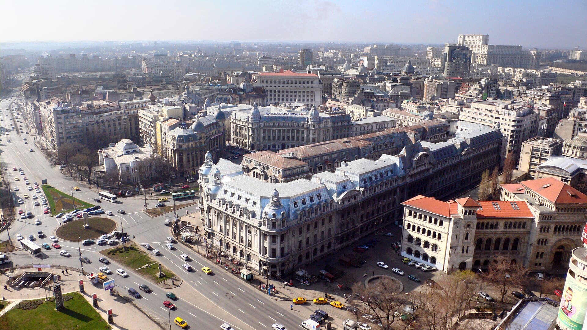 Vedere aeriană asupra centrului Bucureștiului, cu clădiri și străzi urbane vizibile. (Foto: seisdeagosto / CC BY-SA 2.0, Wikimedia Commons)