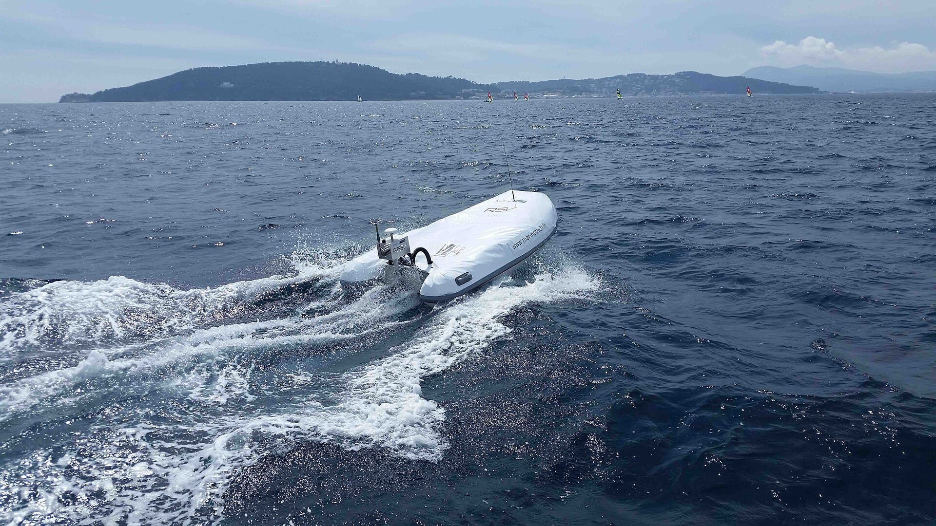 O dronă marină de suprafață, albă, care navighează pe mare. (Foto de arhivă: Marinetech83 / CC BY-SA 4.0, Wikimedia Commons)