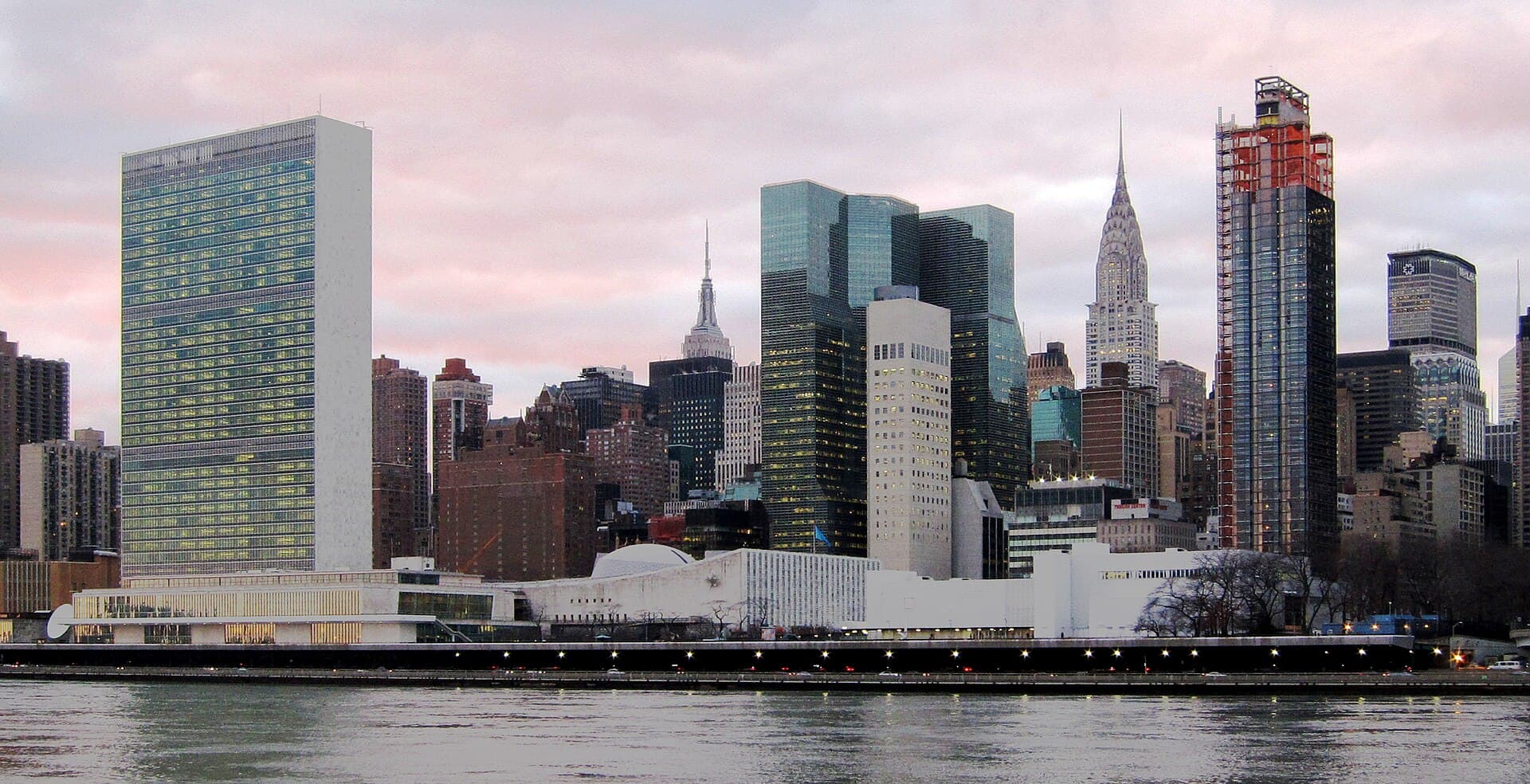 Clădirea sediului ONU din New York și skyline-ul orașului, văzute de peste East River (Foto: Neptuul / CC BY-SA 3.0, Wikimedia Commons)