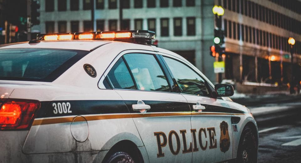 O mașină de poliție inscripționată „POLICE”, fotografiată pe o stradă urbană. (Foto ilustrativă: Matt Popovich / CC0 1.0, Openverse)
