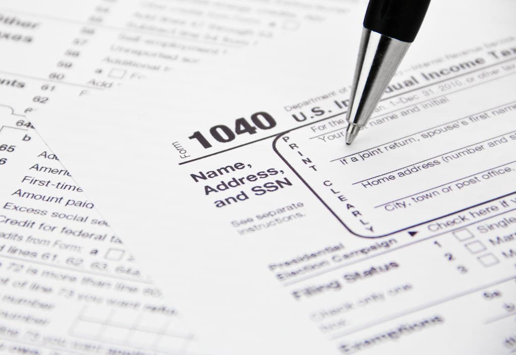 Un formular fiscal american IRS 1040, cu un pix indicând o rubrică de pe declarația de venit. (Foto de arhivă: kenteegardin / BY-SA 2.0, Openverse)