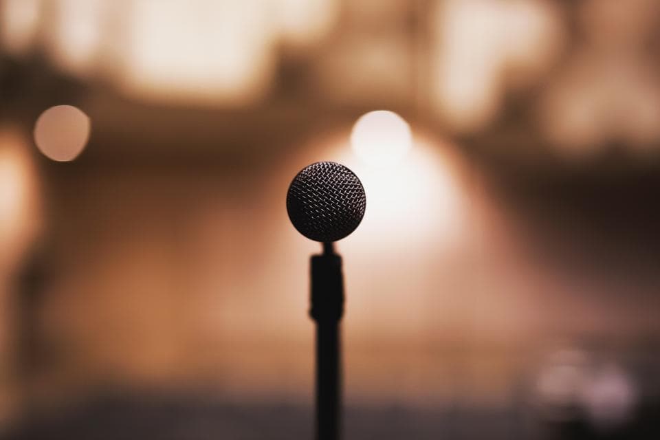 Un microfon de voce pe un stativ, fotografiat de aproape, cu fundal neclar. (Foto ilustrativă: Freestocks.org / CC0 1.0, Openverse)