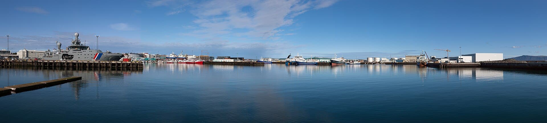 Un port islandez, cu vase, clădiri și apă în prim-plan. (Foto: Richard Bartz / CC BY-SA 3.0, Wikimedia Commons)