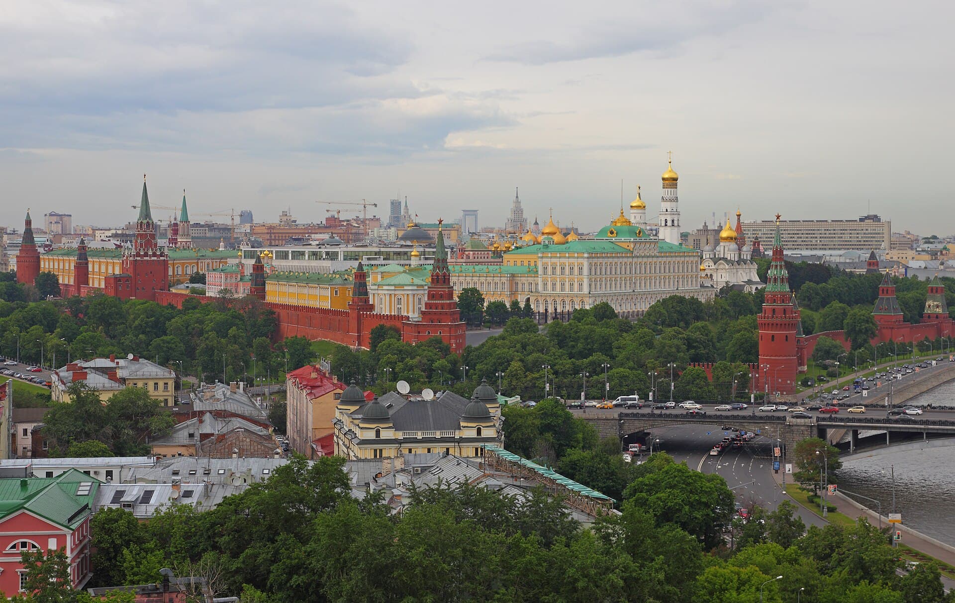 Vedere panoramică asupra Kremlinului din Moscova și a centrului orașului. (Foto: A.Savin / CC BY-SA 3.0, Wikimedia Commons)