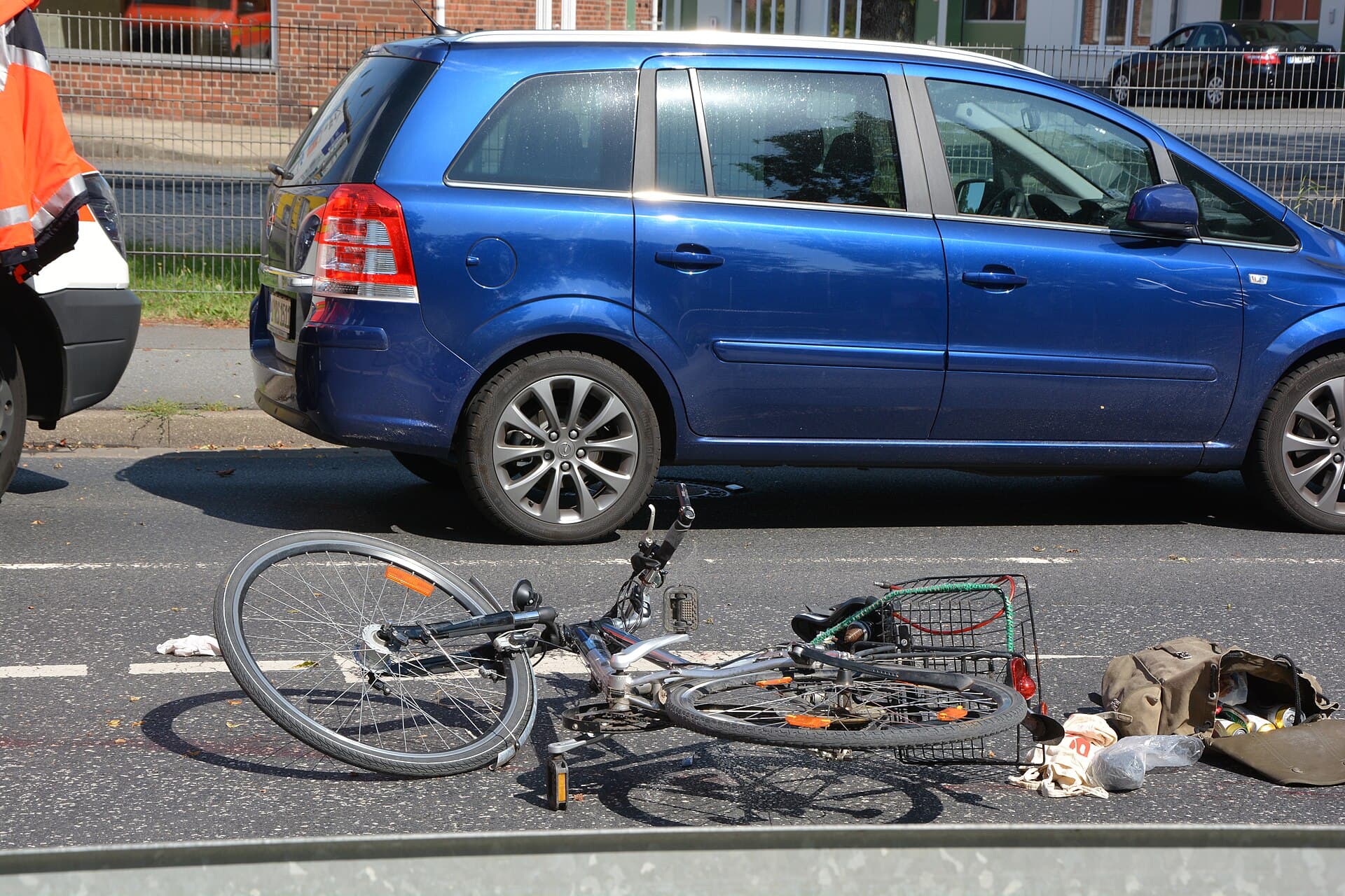 O bicicletă căzută pe carosabil, lângă un autoturism, într-o posibilă scenă de accident rutier. (Foto de arhivă: Huhu Uet / CC BY 3.0, Wikimedia Commons)