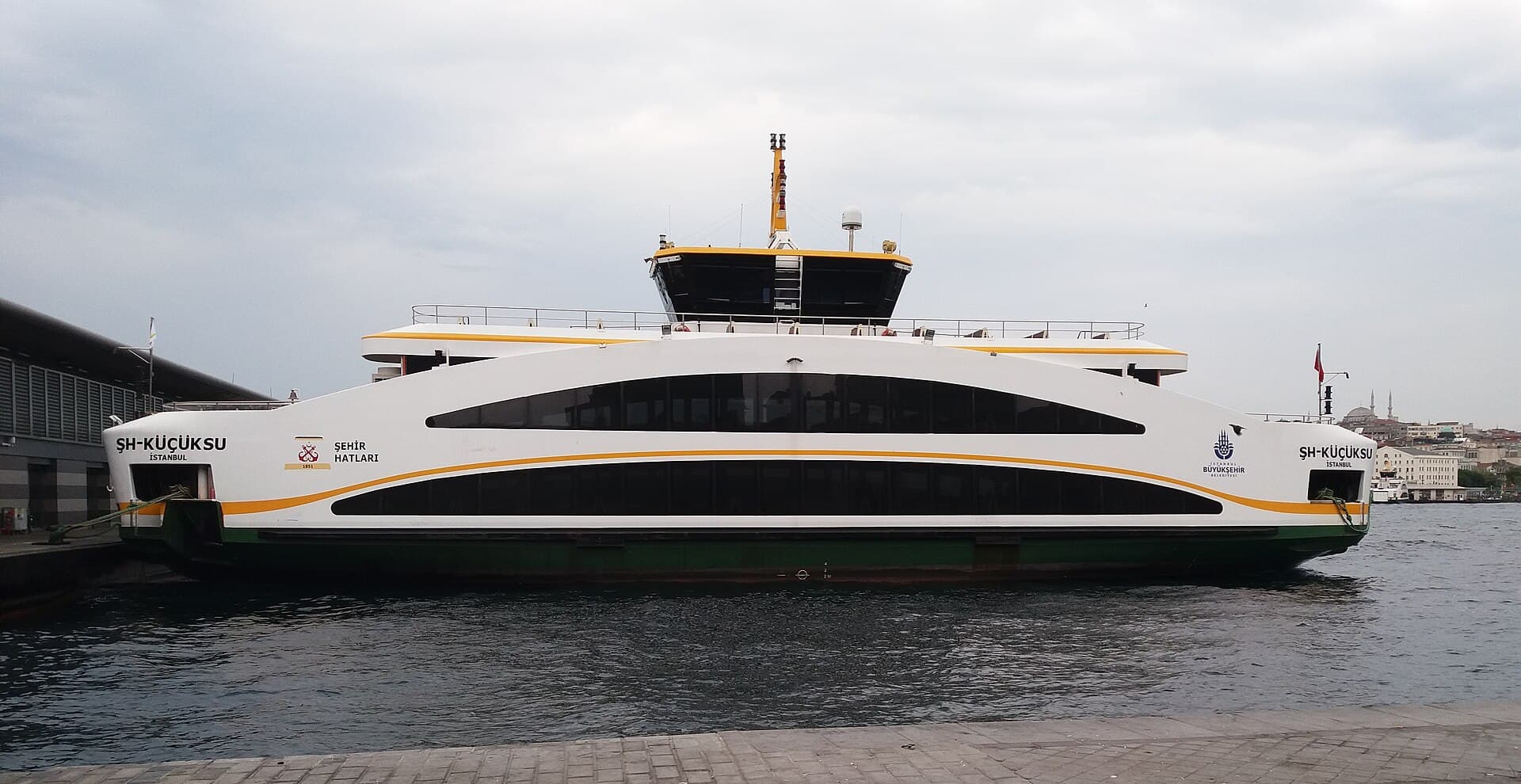 Un feribot de pasageri, fotografiat în port, văzut din lateral. (Foto de arhivă: Yann Forget / CC BY-SA 3.0, Wikimedia Commons)