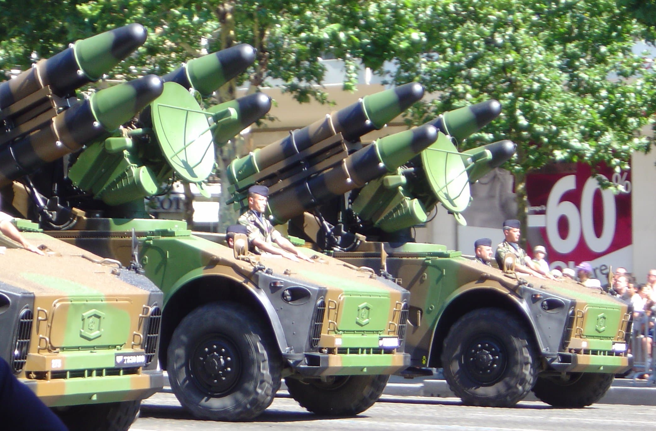 Mai multe lansatoare mobile de rachete montate pe vehicule militare, prezentate într-o paradă. (Foto de arhivă: necunoscut / BY-SA 1.0, Openverse)