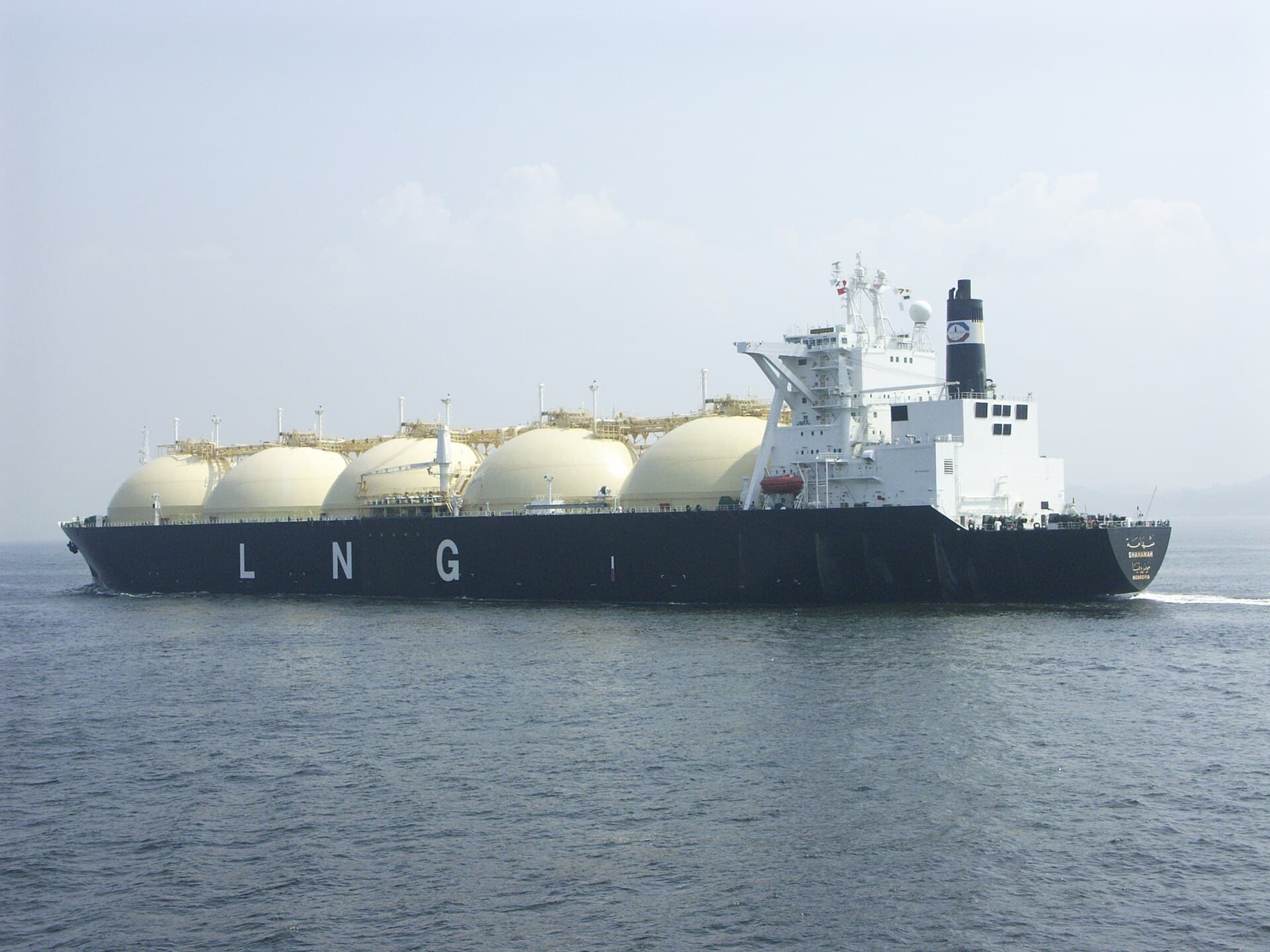 Un vas transportator de GNL, cu rezervoare cilindrice, navigând pe mare. (Foto de arhivă: 青空白帆 / CC BY 2.1 jp, Wikimedia Commons)