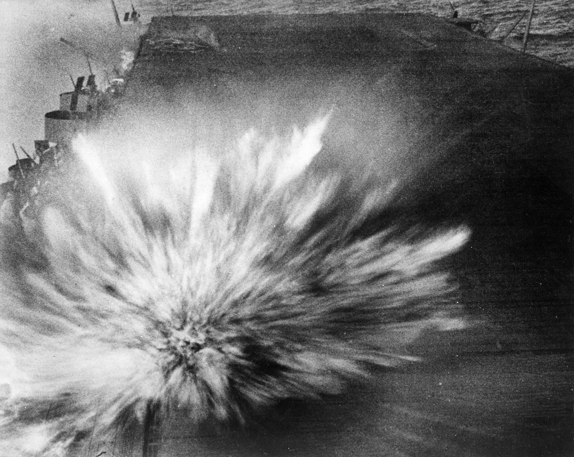 O explozie puternică, fotografiată de sus, probabil în timpul unui test sau bombardament. (Foto de arhivă: PhoM 2/c Marion Riley, U.S. Navy / Public domain, Wikimedia Commons)