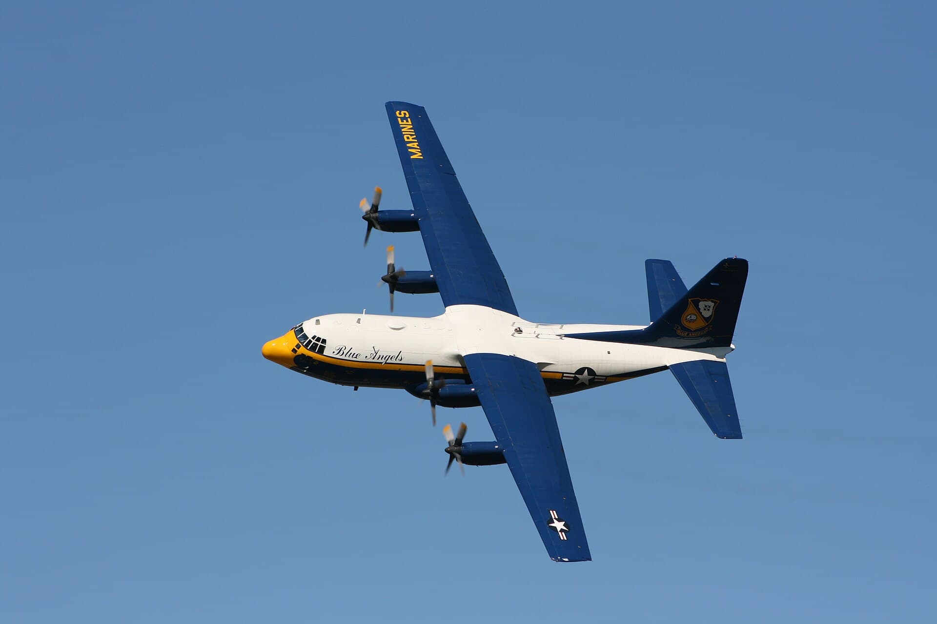 Un avion turbopropulsor cu patru motoare, surprins în zbor pe cer senin. (Foto de arhivă: “Jonathan Zander ( Digon3 )” / CC BY-SA 3.0, Wikimedia Commons)