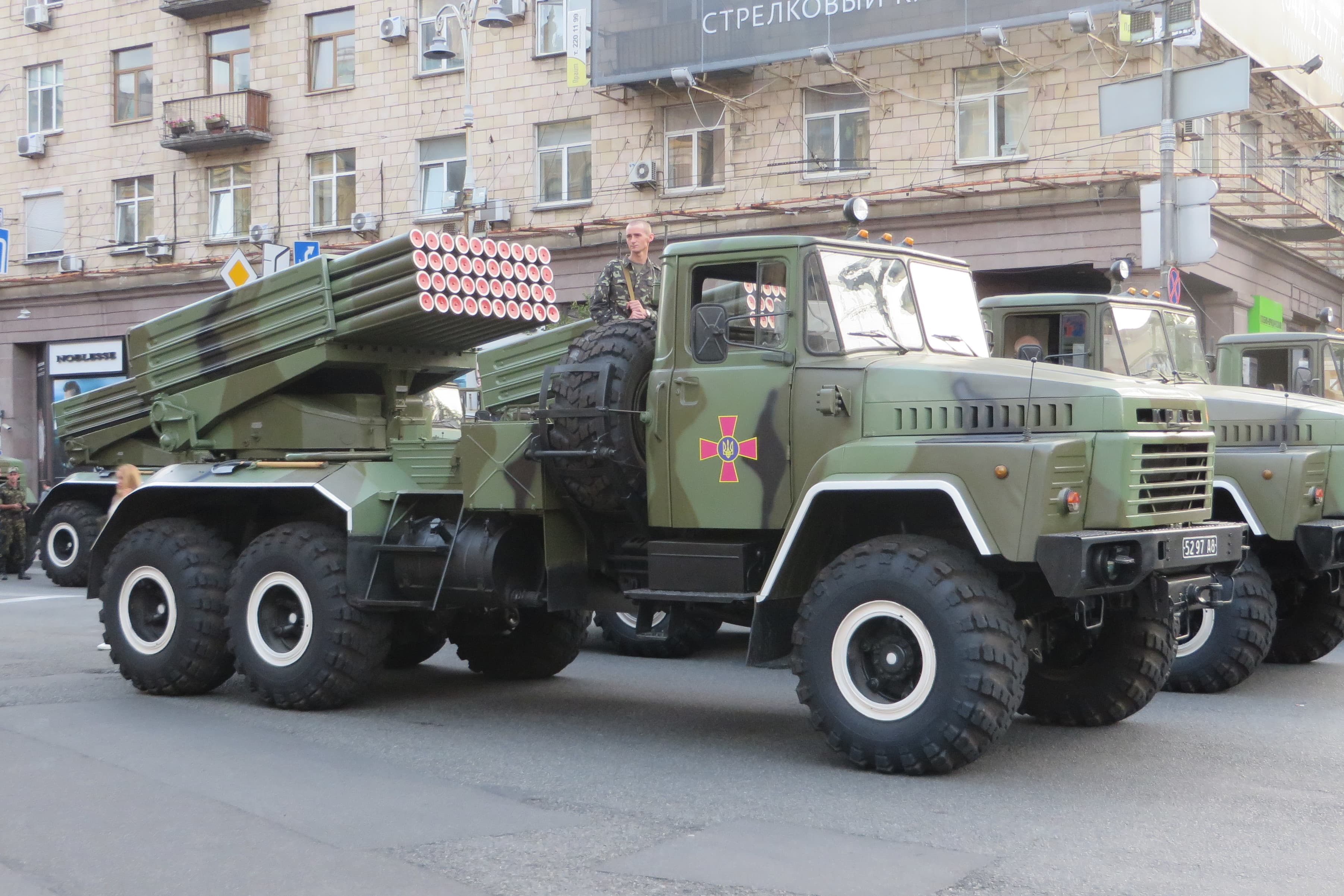 Un lansator multiplu de rachete montat pe un camion militar, aflat pe o stradă urbană, cu însemne ucrainene vizibile. (Foto: Nickispeaki / BY-SA 4.0, Openverse)