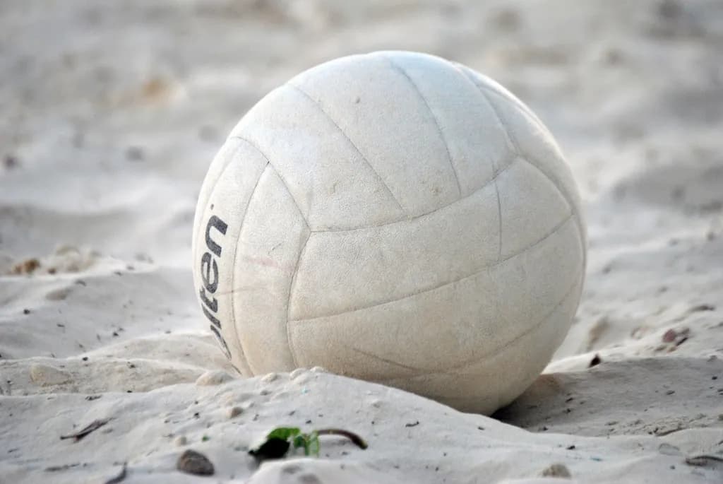 O minge de volei albă, așezată pe nisip. (Foto ilustrativă: necunoscut / CC0 1.0, Openverse)
