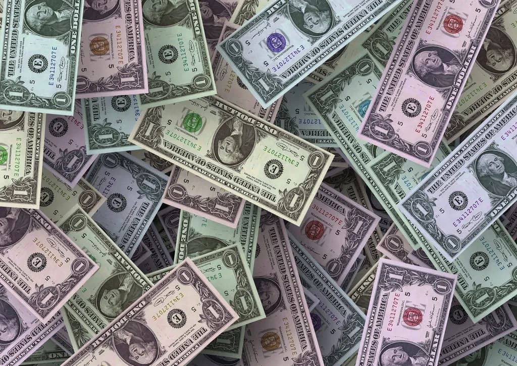 Bancnote americane de un dolar, suprapuse într-un colaj. (Foto ilustrativă: necunoscut / CC0 1.0, Openverse)