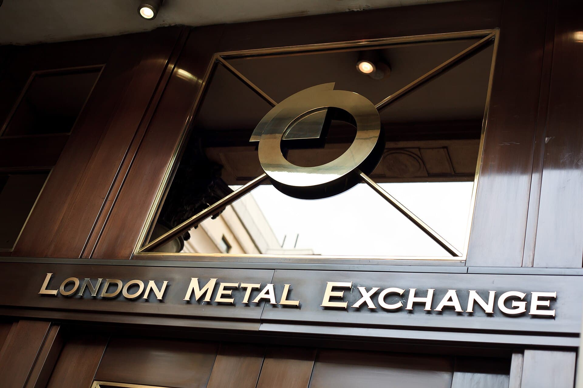 Fațada și sigla London Metal Exchange (Bursa Metalelor din Londra), locul unde se cotează cuprul. (Foto: Kreepin Deth / CC BY 3.0, Wikimedia Commons)