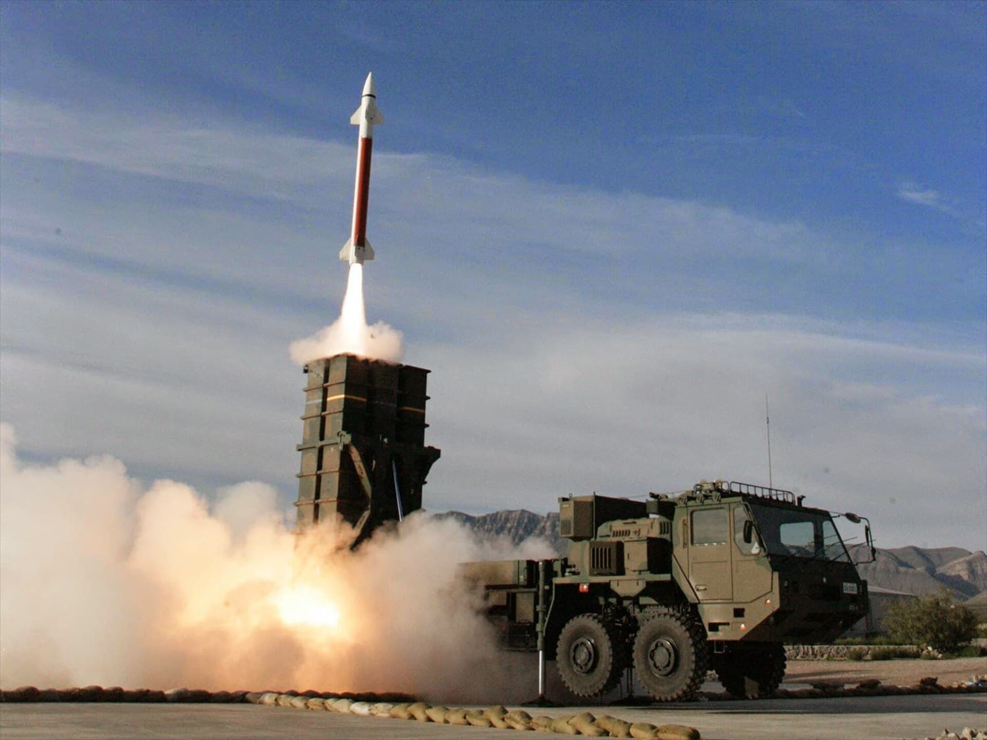 O rachetă antiaeriană lansată de pe un sistem mobil de tip Patriot. (Foto de arhivă: Rikujojieitai Boueisho ( 陸上自衛隊 / Japan Ground Self-Defense Force) / CC BY 4.0, Wikimedia Commons)