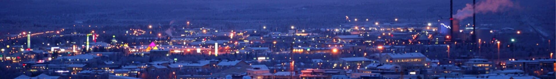 Panoramă nocturnă a orașului Rovaniemi, cu luminile orașului și împrejurimile sale. (Foto: Own work / CC BY-SA 3.0, Wikimedia Commons)