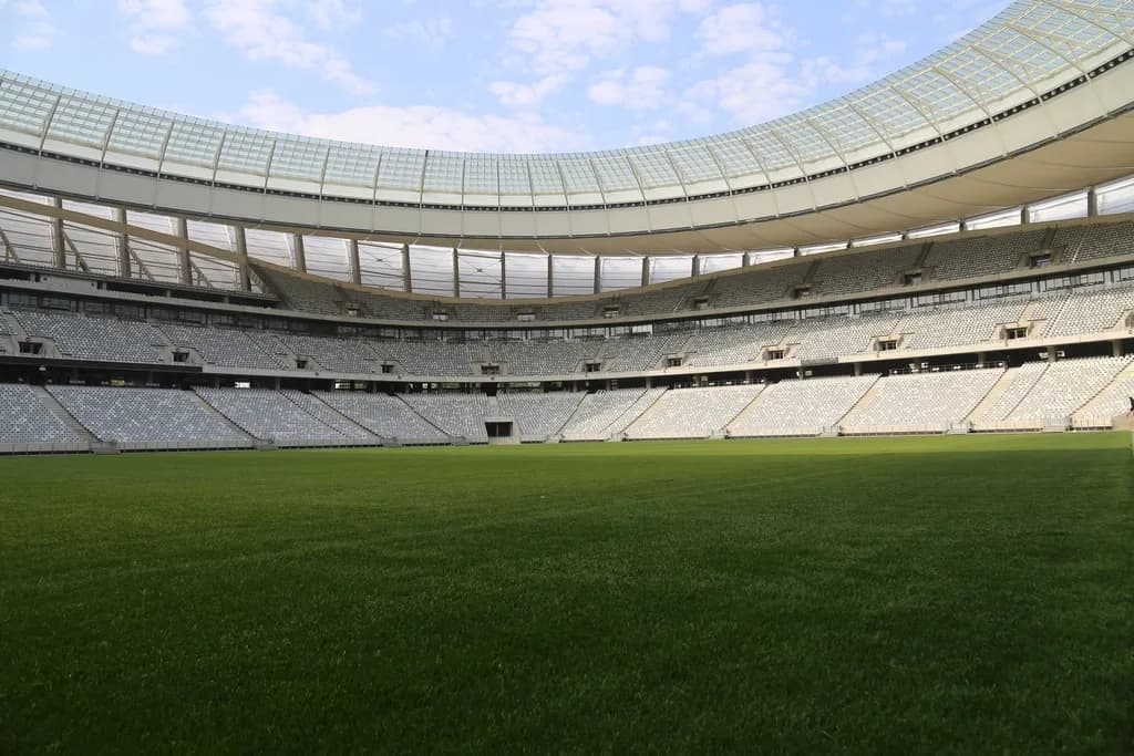 Se vede interiorul unui stadion de fotbal, cu terenul de joc și tribunele goale. (Foto ilustrativă: necunoscut / CC0 1.0, Openverse)