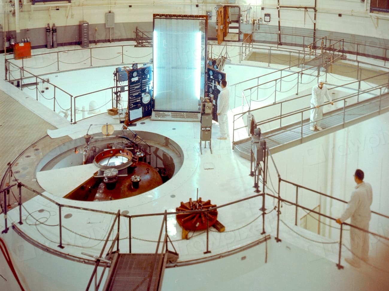 Interiorul unei instalații nucleare, cu echipamente și un reactor vizibil într-o hală tehnică. (Foto ilustrativă: NASA / CC0 1.0, Openverse)