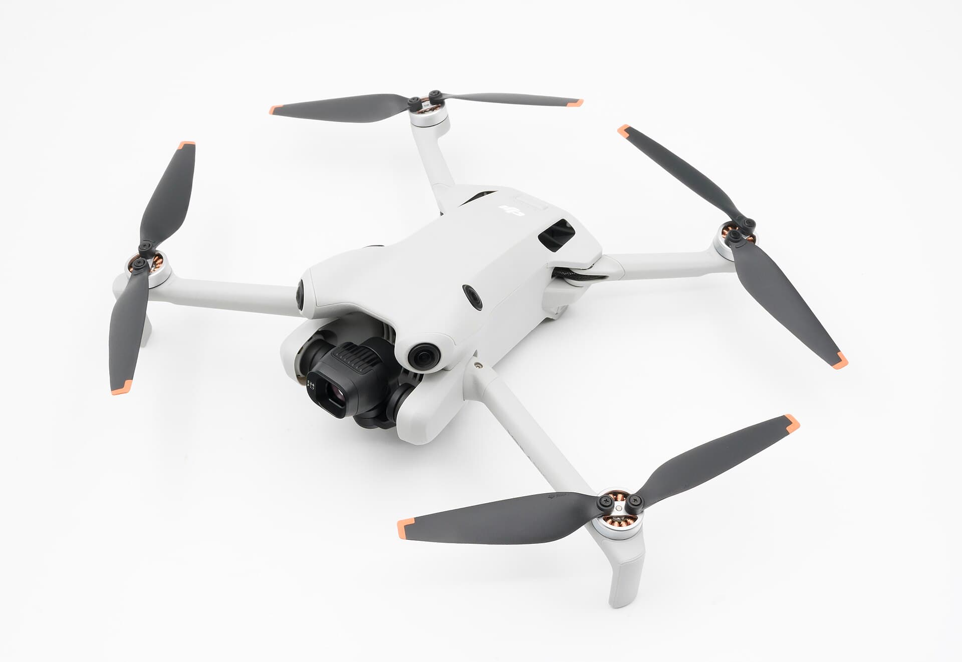 O dronă aeriană civilă de tip quadcopter, albă, cu patru elice și cameră. (Foto de arhivă: Jacek Halicki / CC BY-SA 4.0, Wikimedia Commons)
