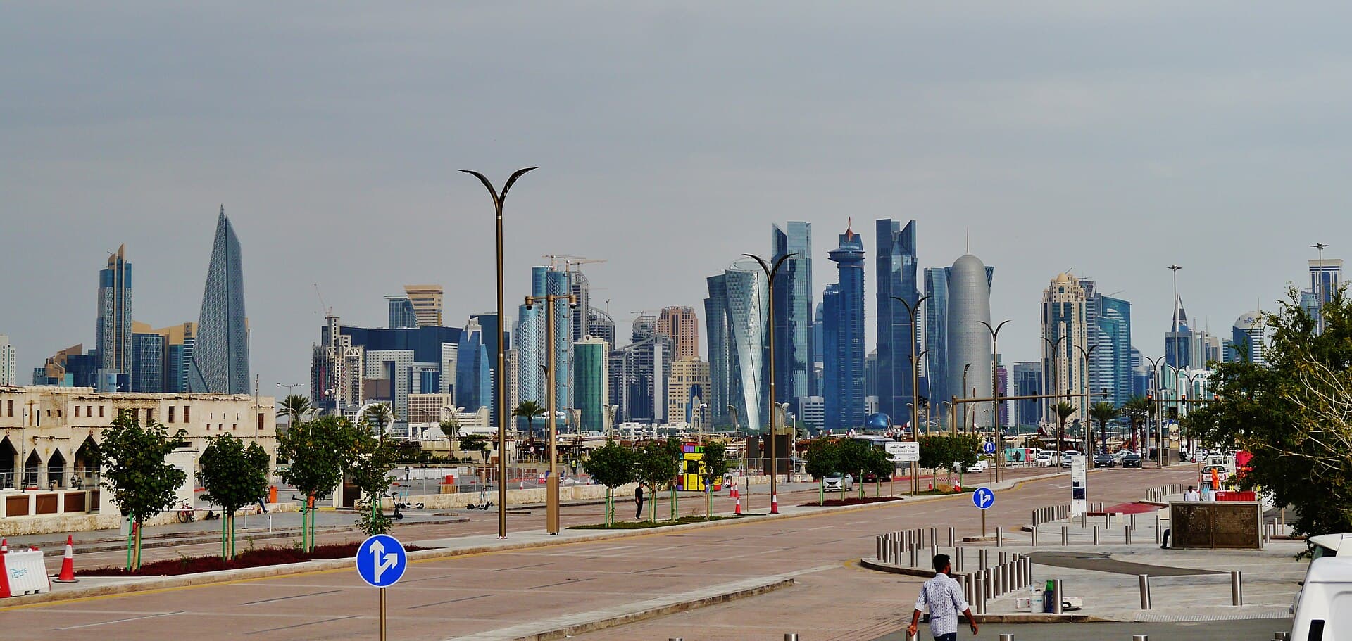 O vedere panoramică a orașului Doha, cu zona centrală și clădirile sale moderne. (Foto: Zairon / CC BY 4.0, Wikimedia Commons)
