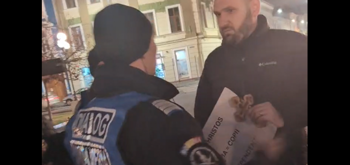 HOTNEWS.RO: Protest împotriva extremismului la Arad. La manifestație și-au făcut apariția și membri Noua Dreaptă. Jandarmii au despărţit grupurile