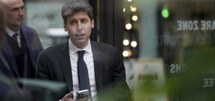 HOTNEWS.RO: CEO-ul OpenAI spune că generația care a învățat să scrie cod software e de domeniul trecutului și că studenții trebuie să învețe ceva nou acum
