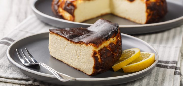 HOTNEWS.RO: San Sebastian Cheesecake, desertul viral care, la prima vedere, pare o mare ratare în bucătărie. Unde poți să-l mănânci în București 