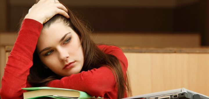 HOTNEWS.RO: La liceu în România. Începi orele la 7:30, ești nedormit, nemâncat și depresiv. În rest, școala merge strună