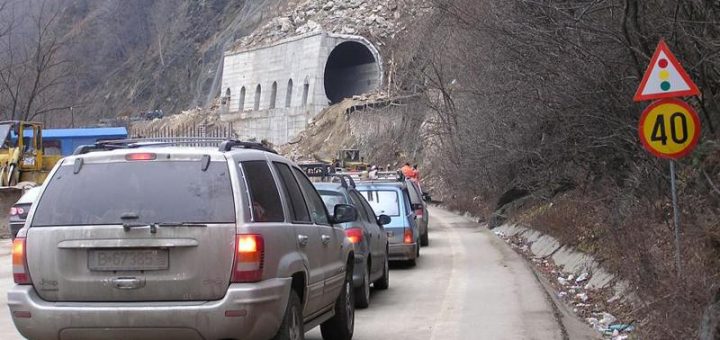 HOTNEWS.RO: Restricţii de trafic pe Valea Oltului, luni şi marţi / Se opreşte traficul câte o oră, în mai multe intervale / Rutele ocolitoare