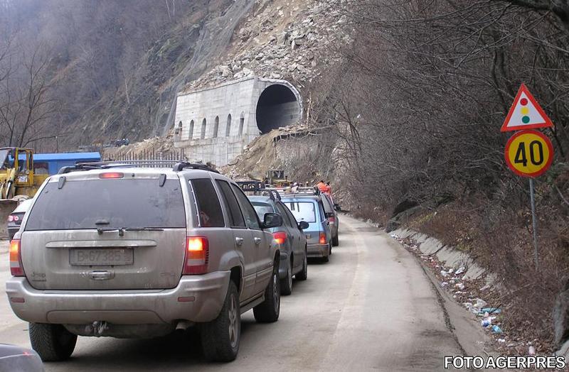 HOTNEWS.RO: Restricţii de trafic pe Valea Oltului, luni şi marţi / Se opreşte traficul câte o oră, în mai multe intervale / Rutele ocolitoare