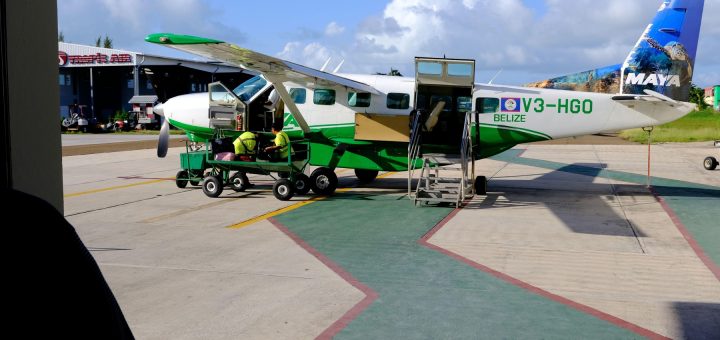 HOTNEWS.RO: Un american a urcat la bordul unui avion înarmat cu un cuțit, iar apoi a cerut mai mult combustibil pentru aeronavă. Ce a urmat