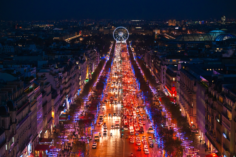 HOTNEWS.RO: VIDEO Momente de panică pe un bulevard celebru din Paris. Motivul care a dus la instituirea unui „perimetru de securitate”