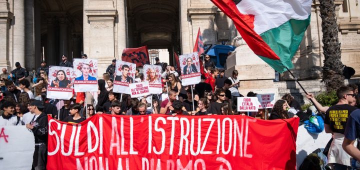 HOTNEWS.RO: VIDEO Steaguri UE și NATO arse la protestele studenților italieni. Giorgia Meloni este acuzată de militarism